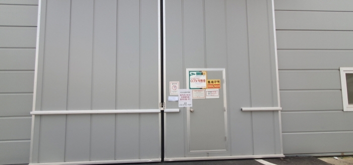 목록9 건물 출입문 (안내문 부착)