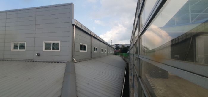 목록1 토지와 목록2 토지 지상 소재 (제시외 건물) 아래부분 지붕