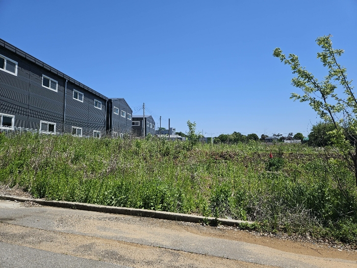 본건 서측 도로에서 본 인근공장과의 모습