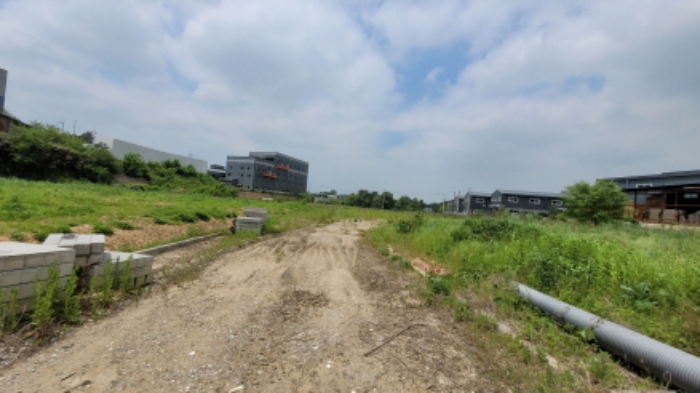 해당 부동산 진입로에서 본 전경