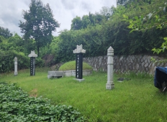 충북 영동군 영동읍 용산면 구촌리 233-9
㉠분묘 1기(묘비석 있음)