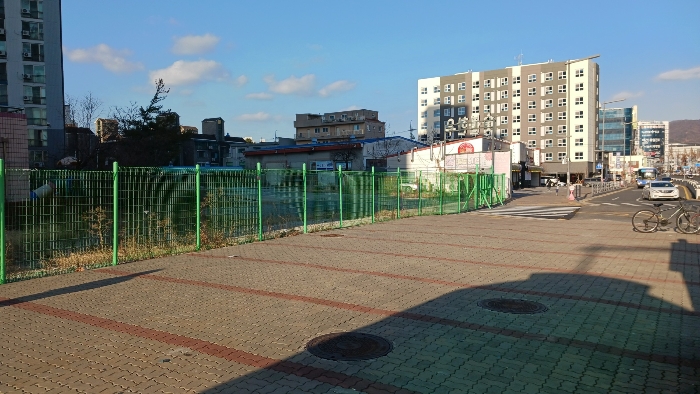 본건 및 남측 도로 전경