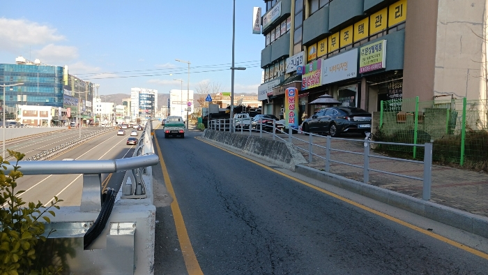 본건 남측 홍도지하차도 및 건너편(성남동) 주변모습