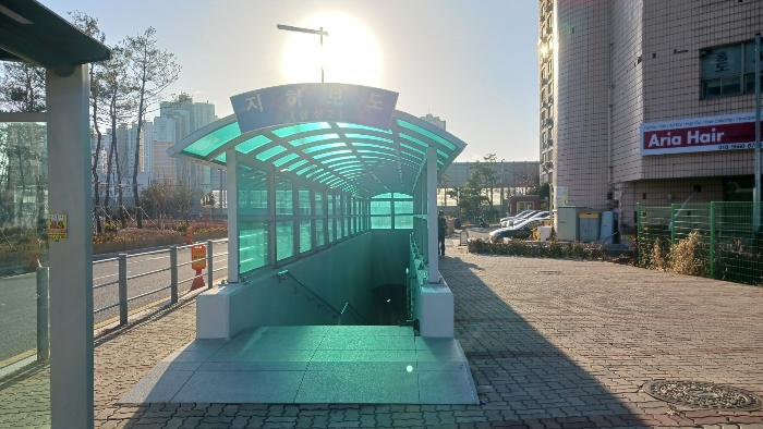 본건 남측 버스정류장 및 지하보도