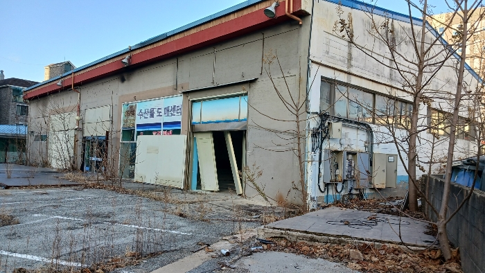 본건(3-2) 앞 제시외건물 철거부분 근경