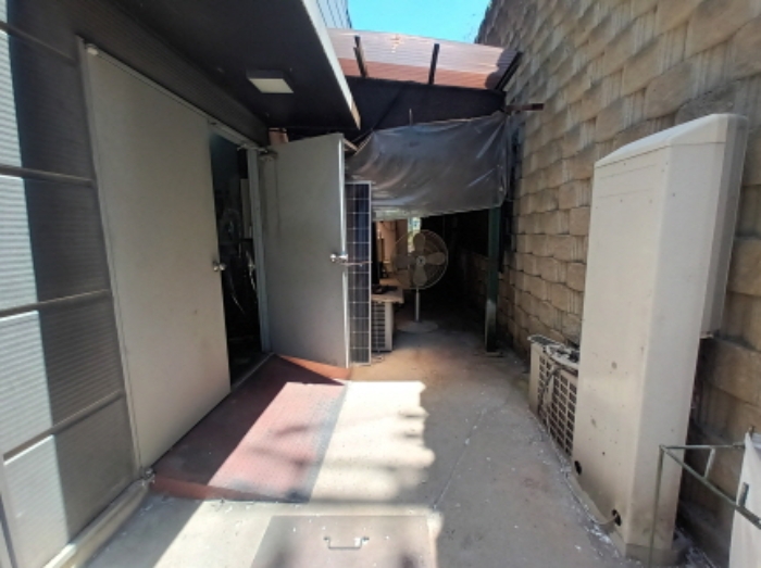 제시외 건물6(목록3 후면비가림시설) 모습