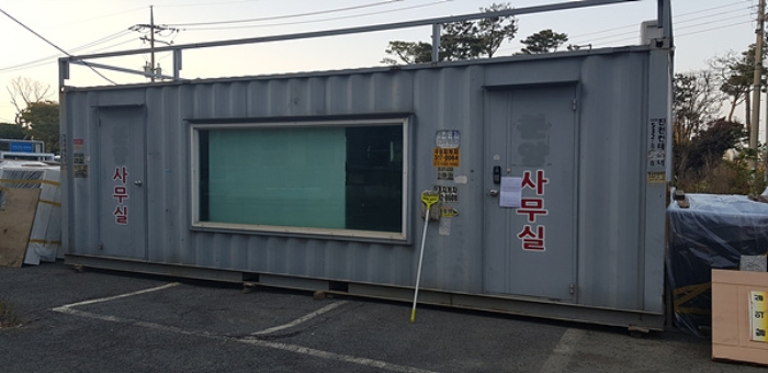1번 부동산(대지 및 주차장) 지상 컨테이너박스(현장사무실) 1동에 경매안내문을 부착한 모습