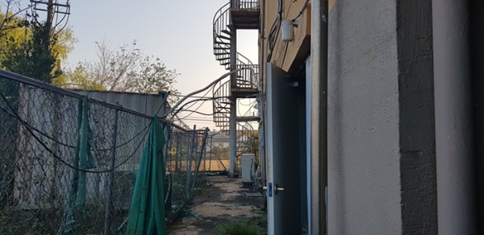 1번 부동산(대지) 지상 장례식장 뒷편 컨테이너박스 1동 소재한 모습