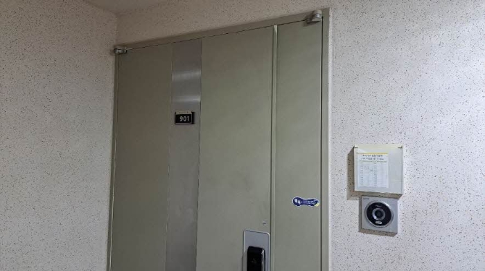 본건 901호 현관문