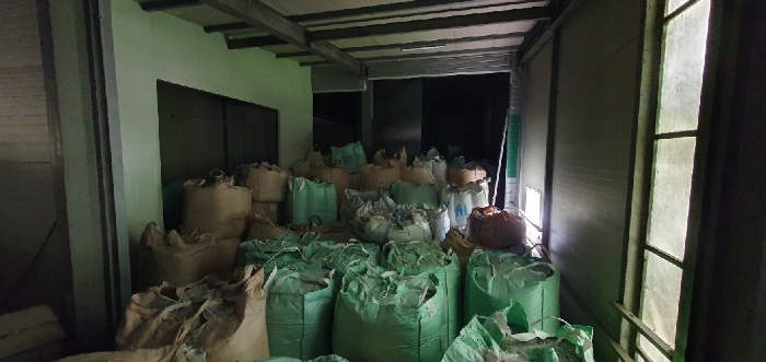 기호2) 건물 일부 및 제시외건물 ㄱ) 소재 폐기물