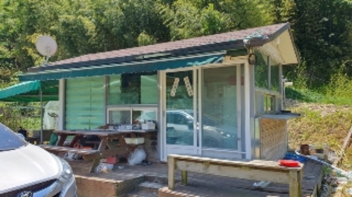 본건5 지상 및 이웃필지 경계부분에 소재하는 타인 소유의 제시외건물