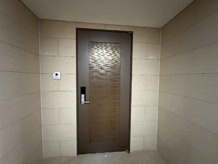 본 건 현관 전경