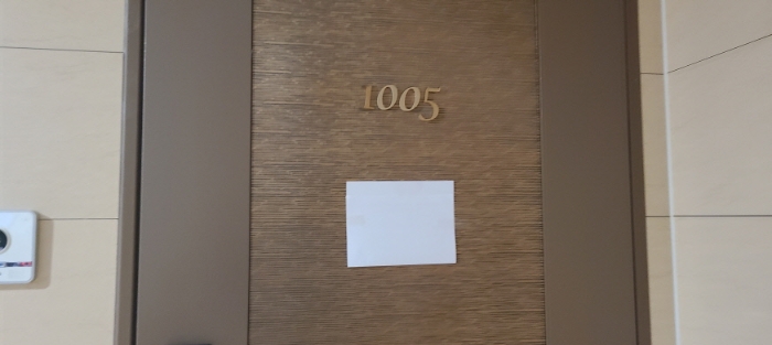 전유세대 출입구 전경(안내문 부착)