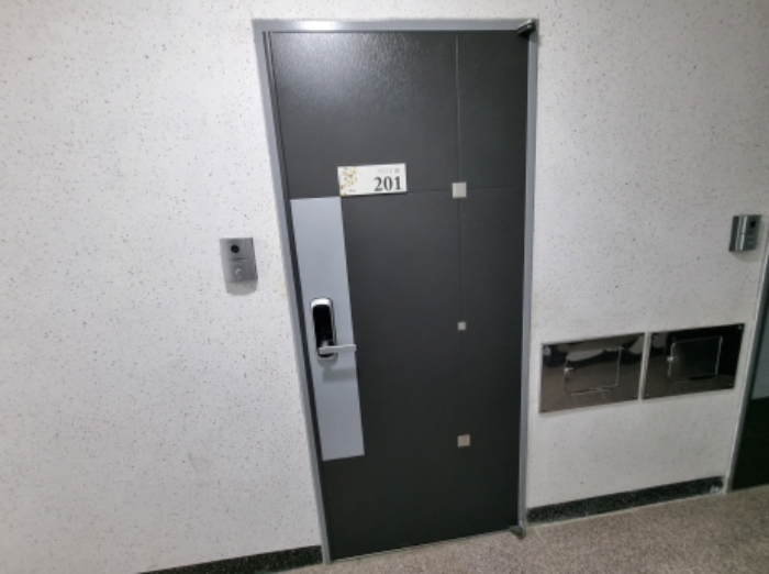 목록2. 201호 출입문