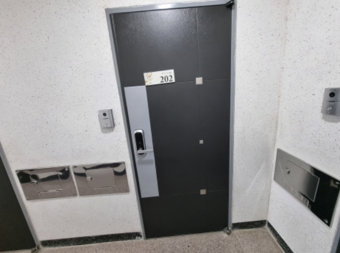 목록2. 202호 출입문