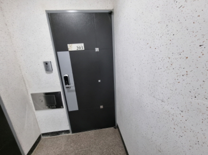 목록2. 203호 출입문