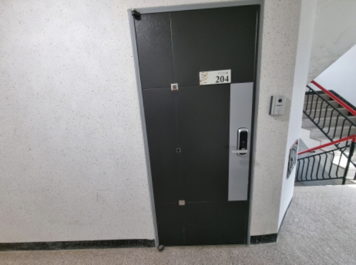 목록2. 204호 출입문