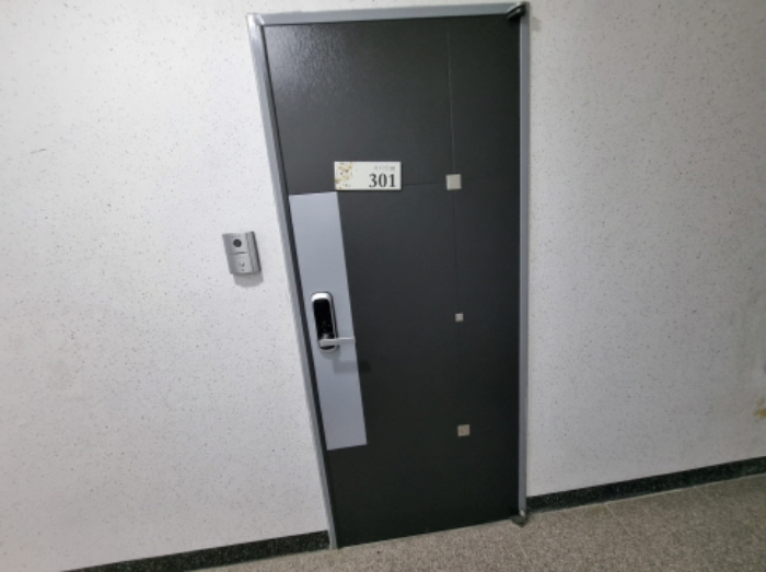 목록2. 301호 출입문