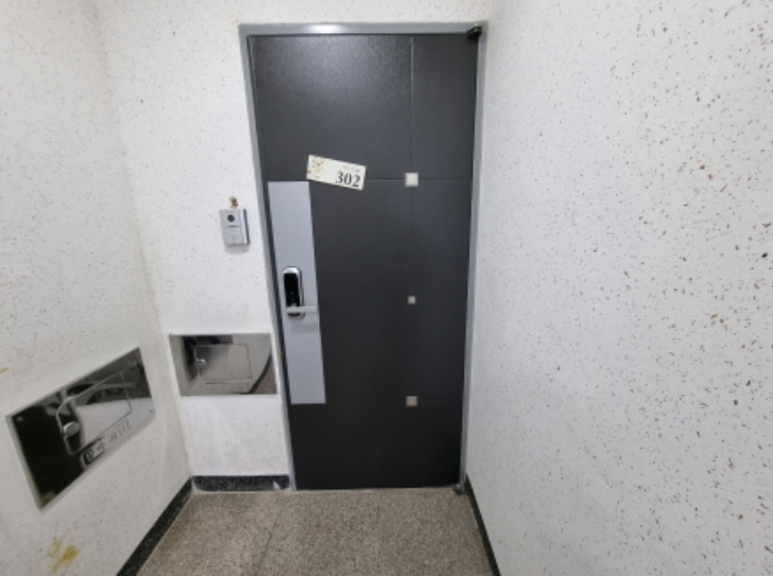 목록2. 302호 출입문