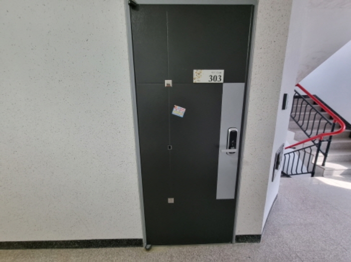 목록2. 303호 출입문
