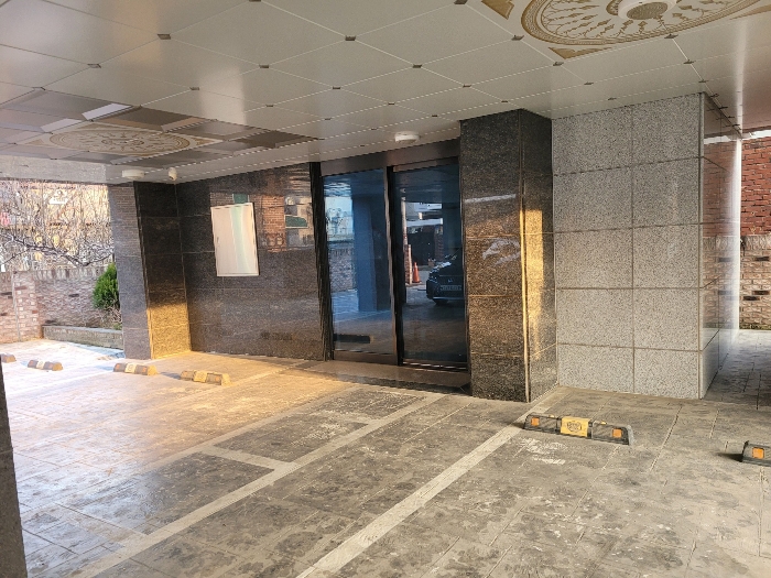 본건 1층 주차장 및 공동현관