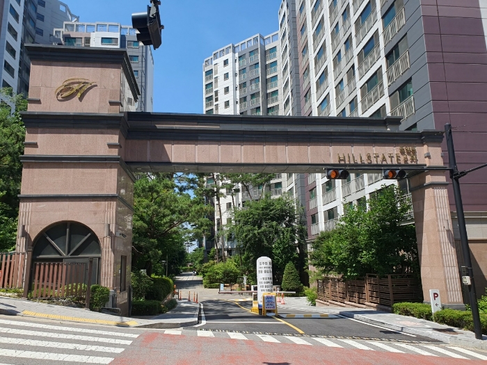 단지 입구 전경