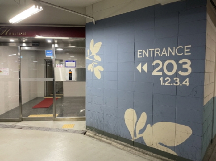 203동 지하주차장 출입구
