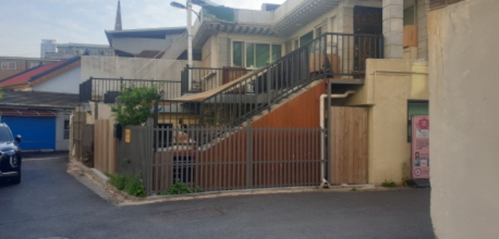 이 사건 부동산 전경(동쪽에서 서쪽방향으로 촬영)