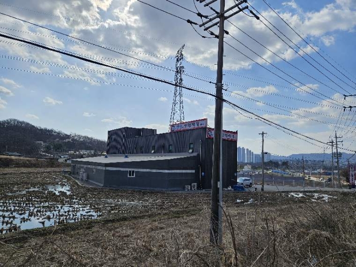 목록 1 및 위지상 제시 목록 2 전경(제시외 천막구조 창고 등) 