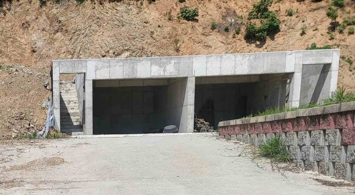 제시 목록 7, 9 부동산(제시 외 콘크리트 구조물 앞면))