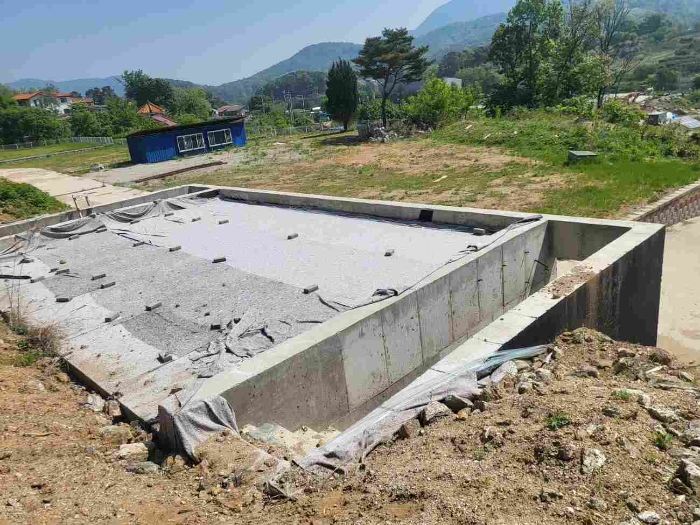 제시 목록 7, 9 부동산(제시 외 콘크리트 구조물 윗면)