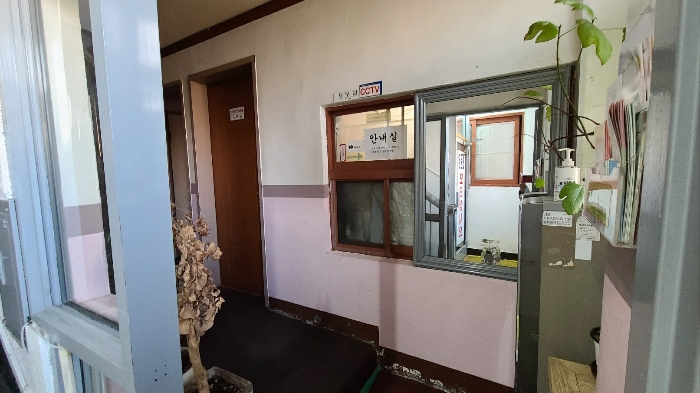 본건 건물 여관 안내실 전경