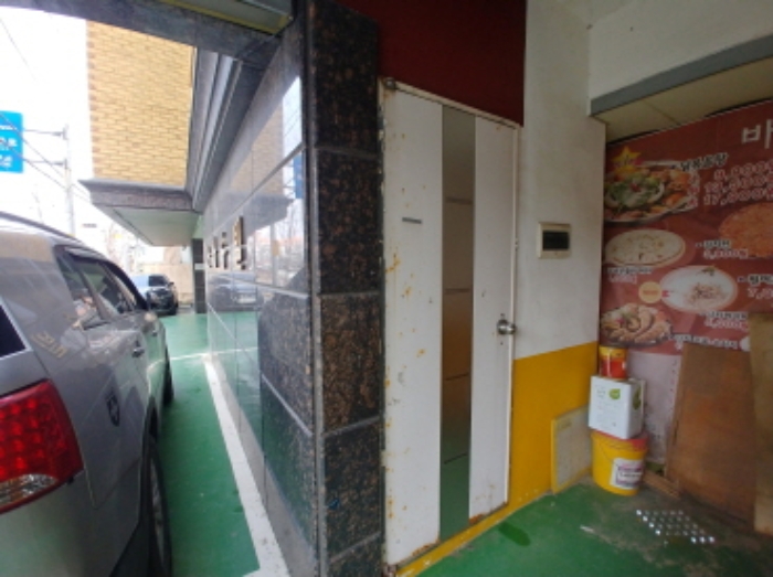 1층 상가 좌측 출입문(폐문)