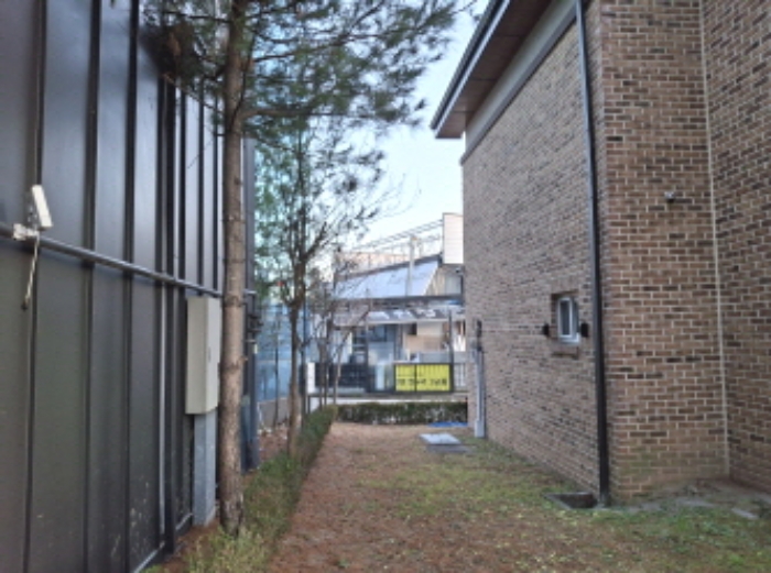 건물 우측 모습1