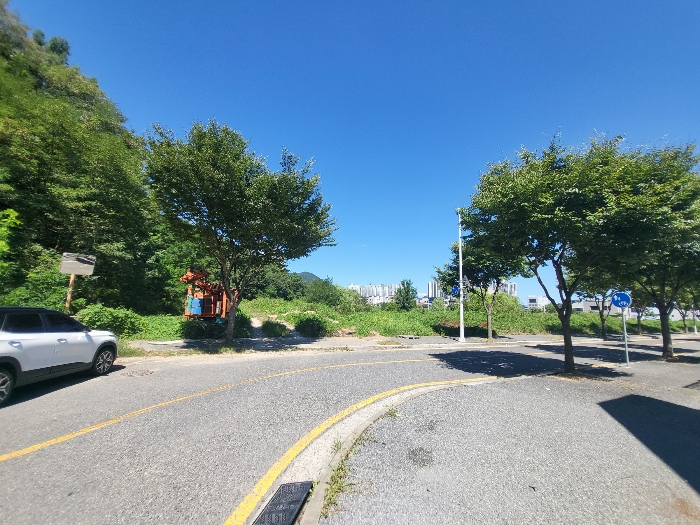 [본건 전경(남동측에서 촬영)]