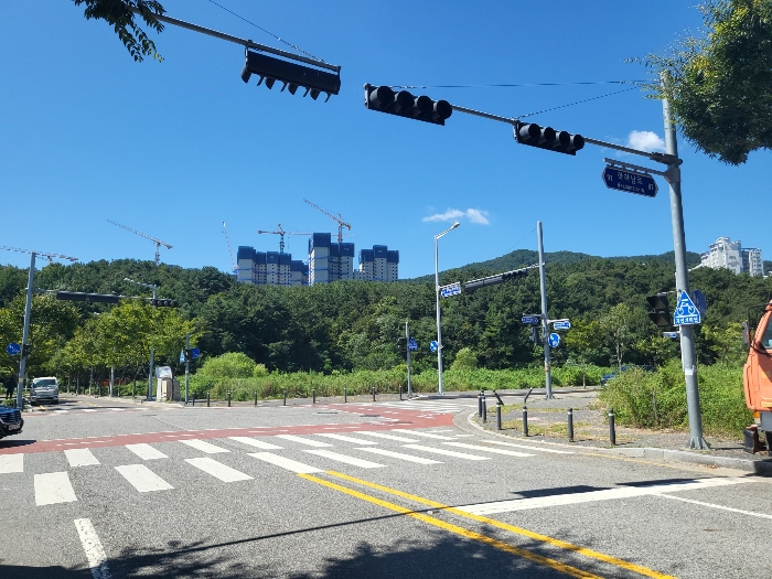 [본건 전경(북동측에서 촬영)]