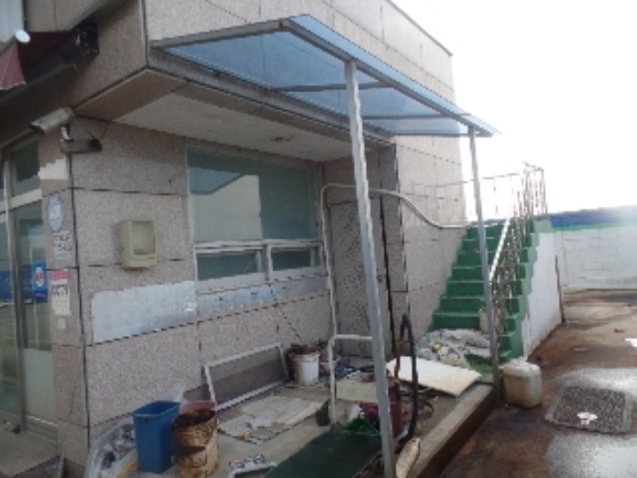 제시외 ㄷ.비가림시설 1식