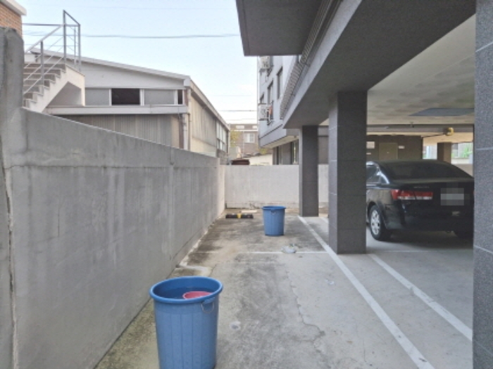 건물 좌측 모습