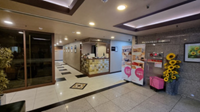 호텔 프런트 입구 모습 1.