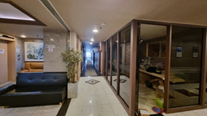 호텔 프런트 입구 모습2.