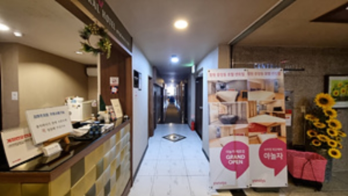 호텔 프런트 입구 모습 3.