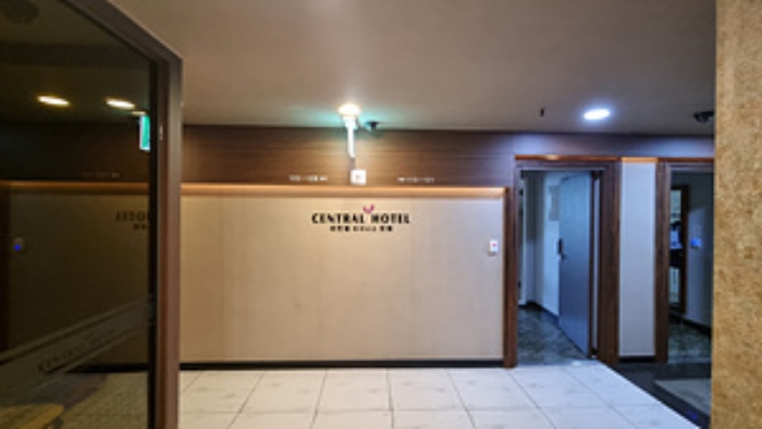 호텔 프런트 입구 모습 4.