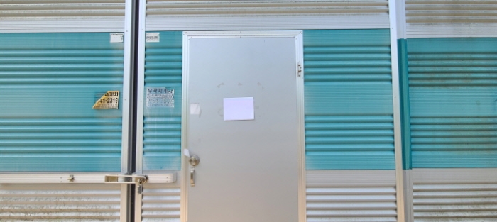 목록 2 건물 출입구 전경(안내문 부착)