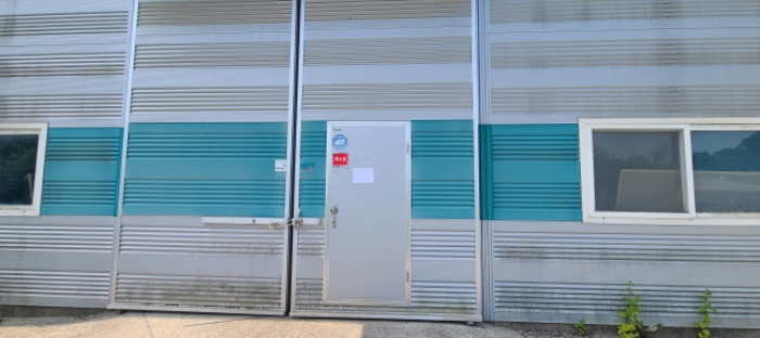 목록 3 건물 출입구 전경(안내문 부착)