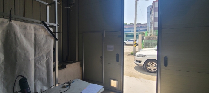 목록 2 건물 안쪽 출입문 전경(안내문 부착)