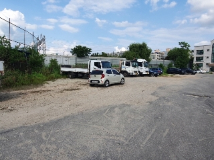 목록 4. 부분의 현황(도로와 주차장으로 이용중)