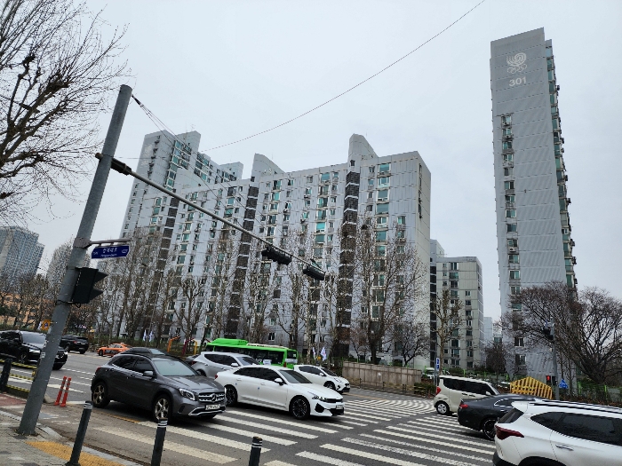 본건 아파트 단지 전경