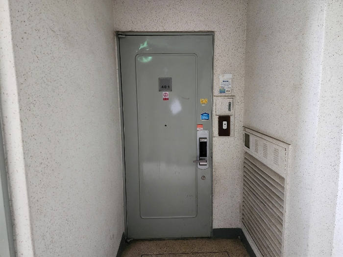 본건 현관 출입문