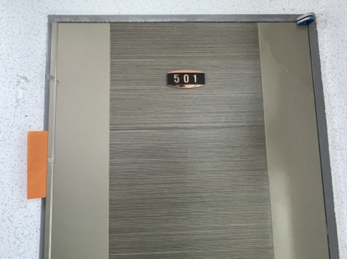501호 출입문