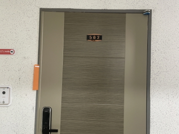 502호 출입문